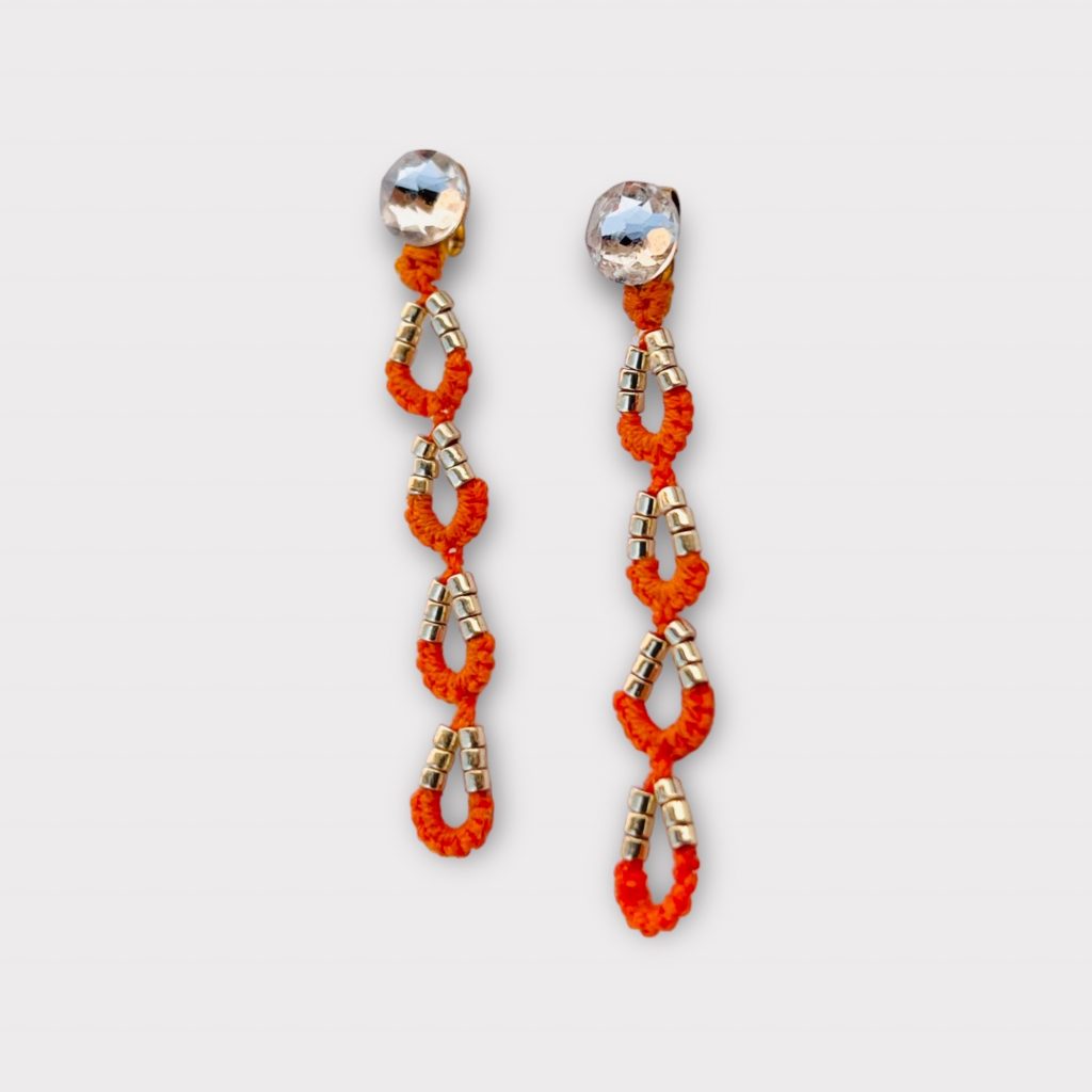 Boucles d'oreilles pendantes en perles Miyuki or et fil de coton orange.
